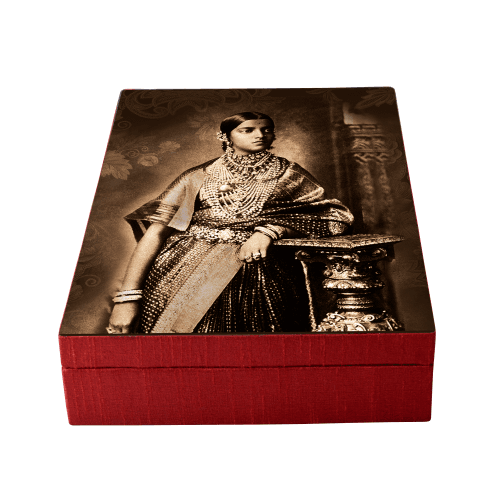 Pedestal Lady Sari/Outfit Box