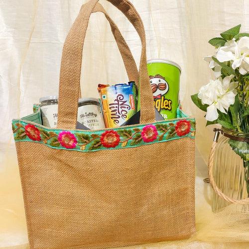 Jute bag with decorative lace - Room Hamper