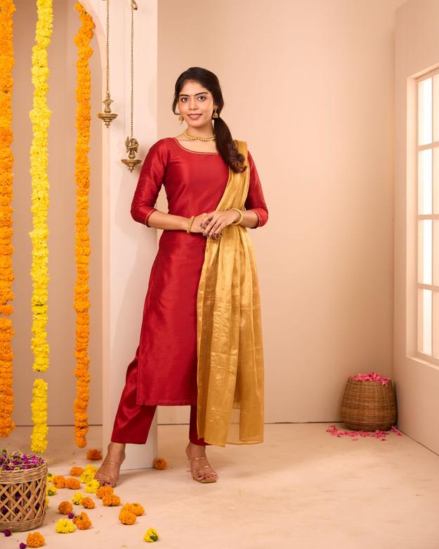 Oviya Silk Suit Set With Tissue Handloom Dupatta