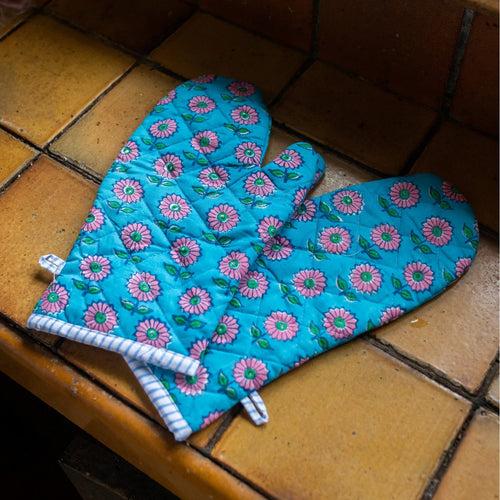 Blue daisy oven mitts set of 2