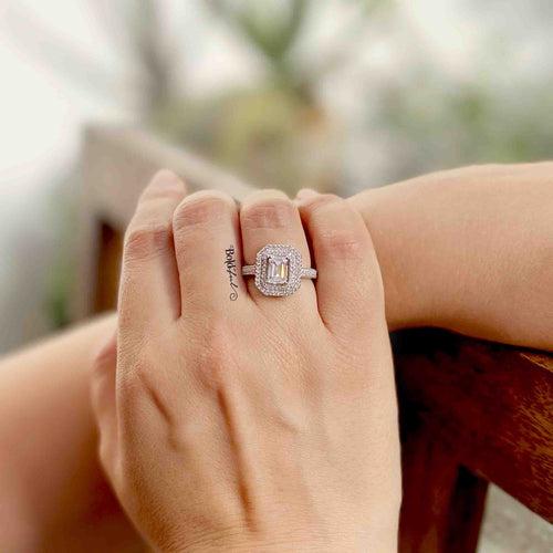 Elegante Emerald Cut Silver Ring