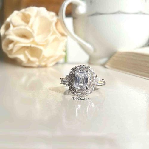 Elegante Emerald Cut Silver Ring