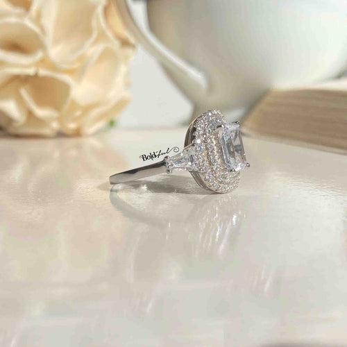 Elegante Emerald Cut Silver Ring