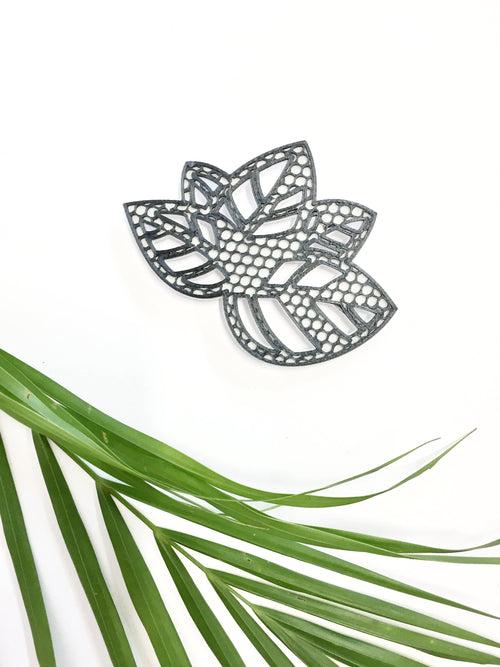 Net Pattern Leaf Brooch